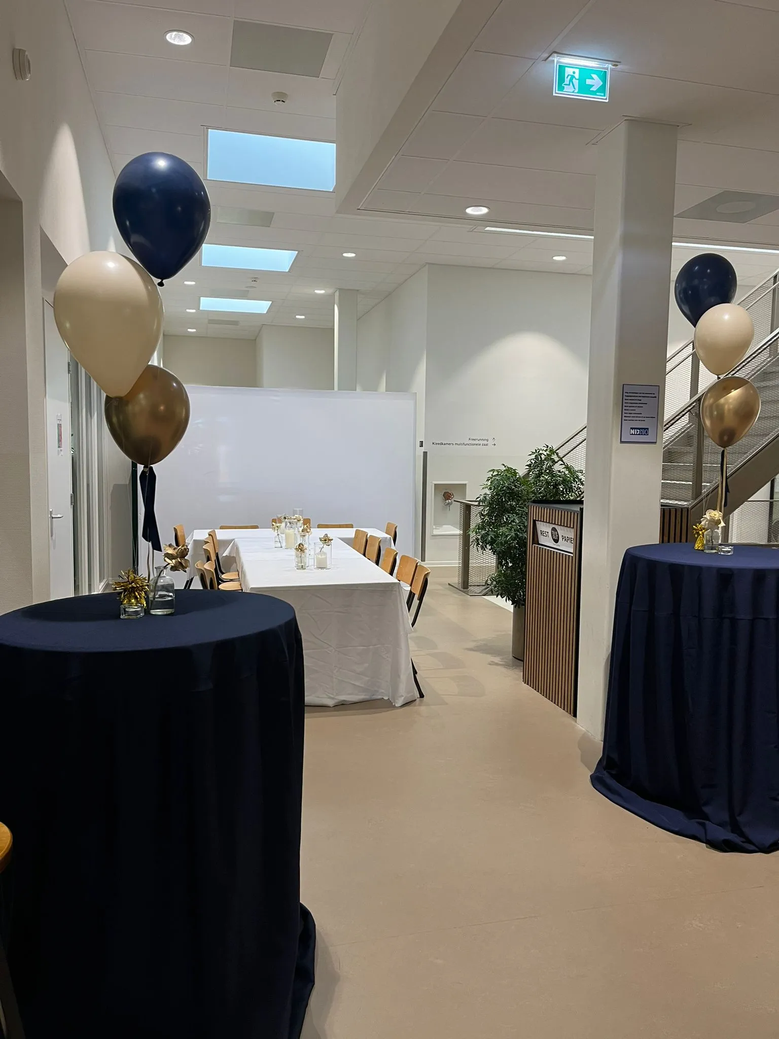 Gang met feestdecoratie en ballonnen