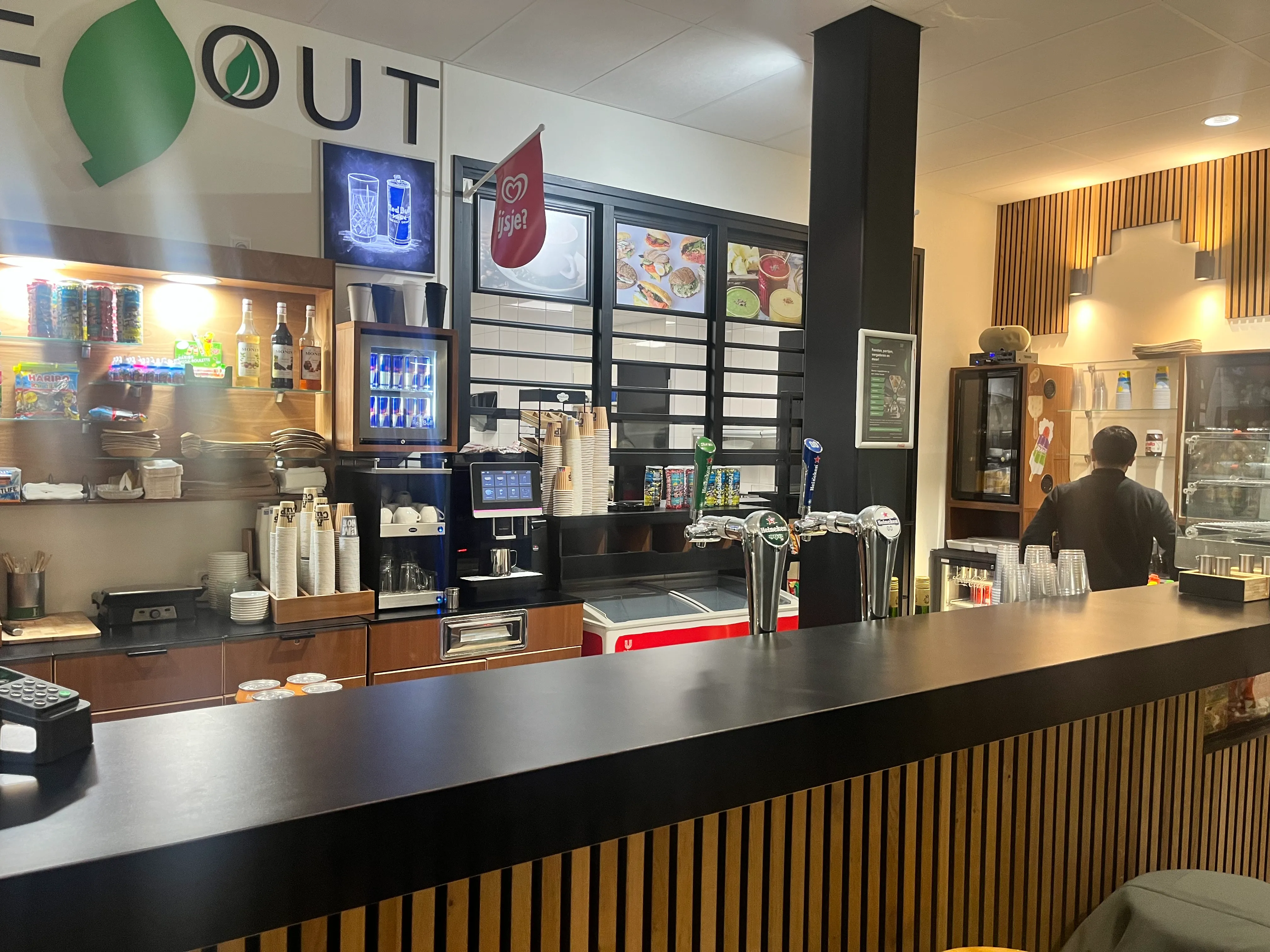 Close-up van TIME OUT cafe bar met koffiemachine en taps